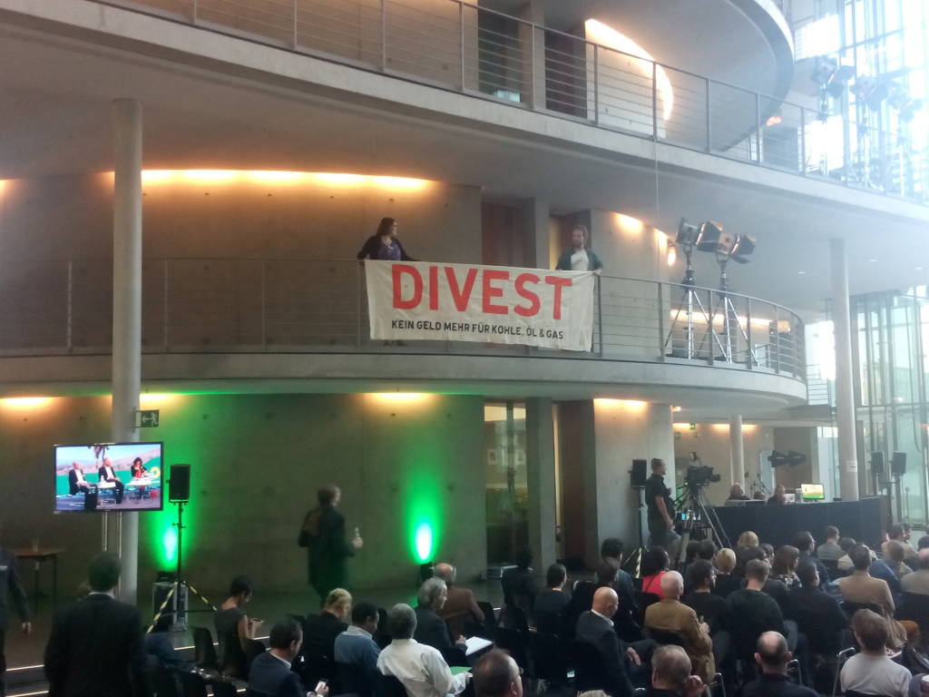 Beim Freiheitskongress der Grünen haben Fossil Free Aktivist*innen am 19.September einen Banner mit der Aufschrift 'Divest - Kein Geld mehr für Kohle, Öl und Gas' im Bundestag entrollt.
