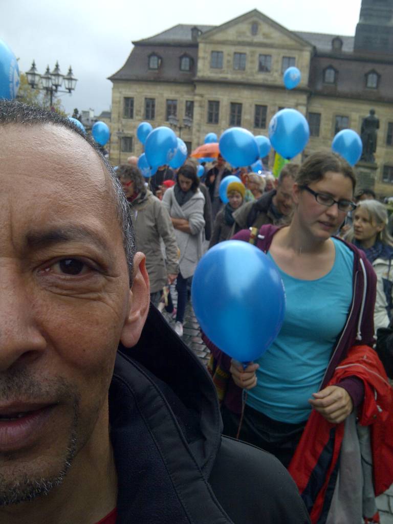 Am Rathaus treffen sich ca. 70 Leute und ziehen mit blauen Luftballons durch die Stadt!