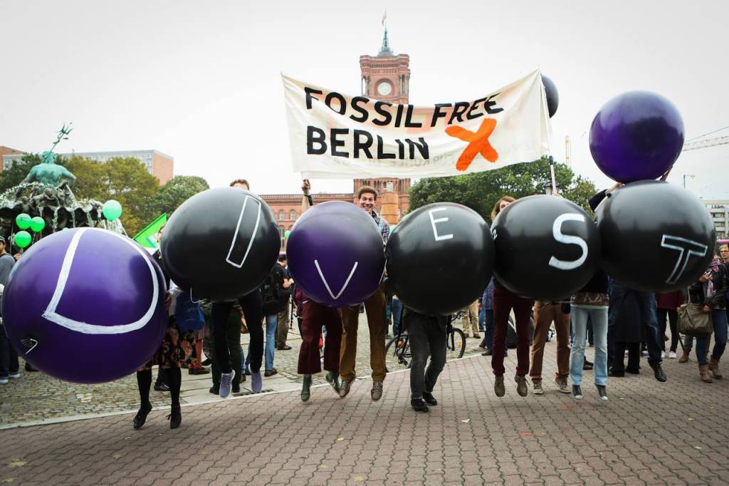 Die Fossil Free-Gruppe Berlin hat riesige Carbon Bubbles zum PCM mitgebracht!