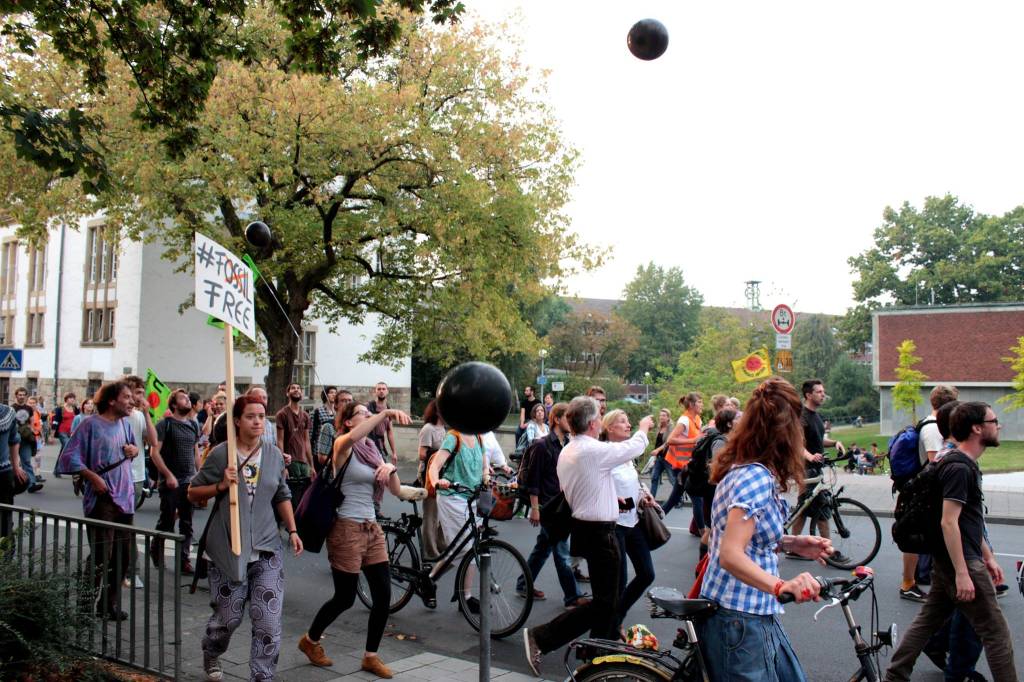  Ca. 170 Menschen treffen sich zur Fossil-Free-Demo „TATEN STATT WORTE“. Der Zug bewegt sich zu Sambamusik von Rhythms of Resistance mit Luftballons als Carbon Bubbles und großen Bannern durch die Innenstadt, an mehreren  Divestmentkampagnen-Zielen vorbei. 