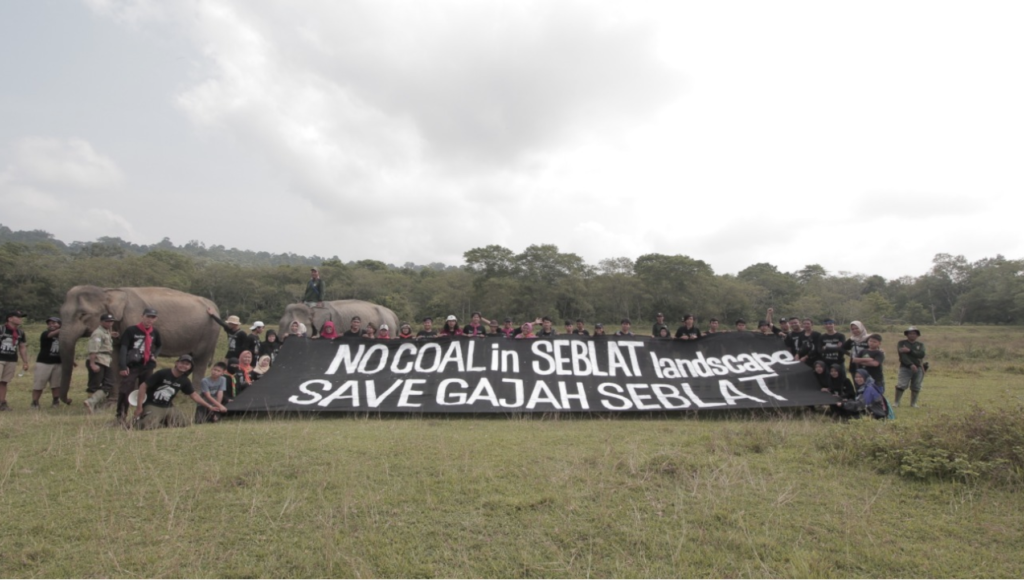 Aktivis membentangkan spanduk penolakan tambang batu bara (Cimbyo Layas)