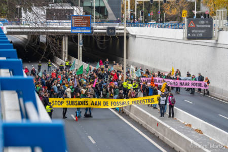 Grote groep mensen van Extinction Rebellion NL blokkeren de A12 als protest tegen fossiele subsidies