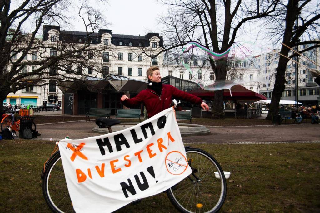 En aktion i Stadsparken i februari 2015 under Global Divestment Day: Kampanjgruppen anspelar här på "fossilbubblan" med såpbubblor
