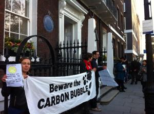Protestors highlight Shell sponsorship to delegates of Chatham House climate conference #CHclimate